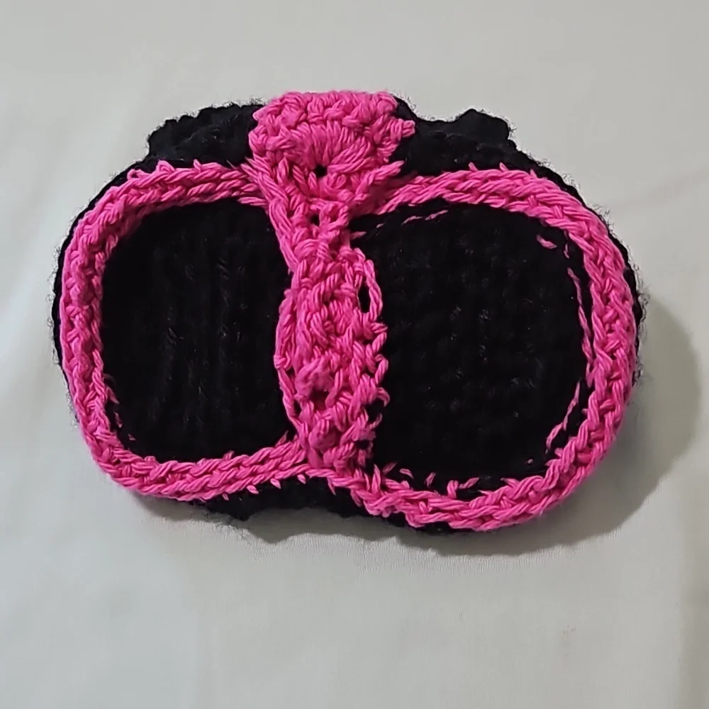Hand Crafted Hand Knit Crochet Hand bag black & Barbie Pink Bow silhouette 6